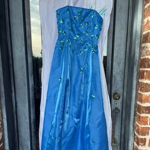 Blue dress, tags say 5/6 but I wore it and I’m a 4.